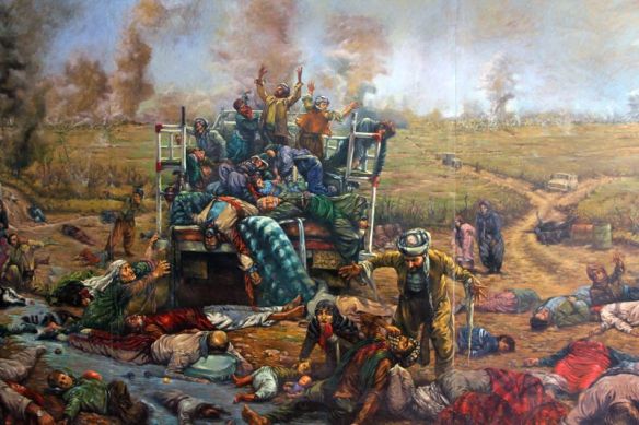 På tjugo minuter dog 5000 människor när Saddam bombade Halabja med giftgas som luktade åpple. Åpple så alla snabbare skulle dra i sig ångorna.